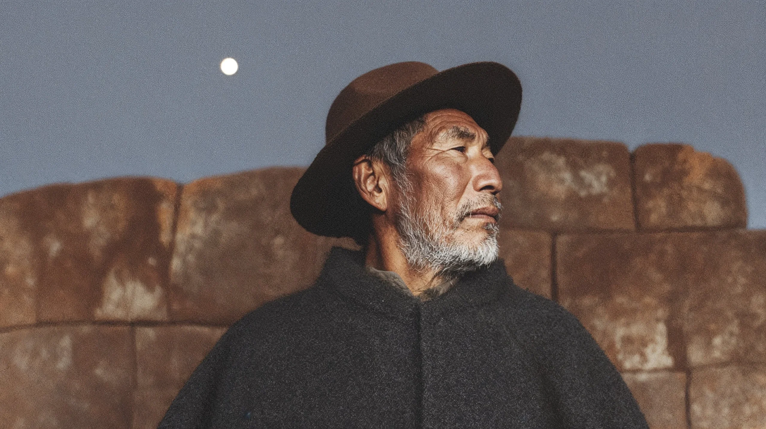 Anciano andino con la luna al fondo — el primer par que aprendí a reconocer